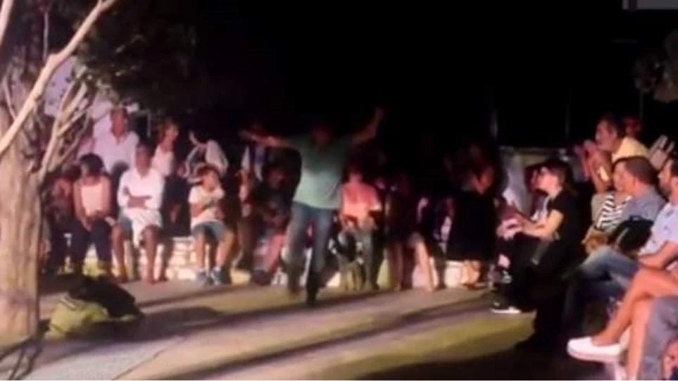 Το viral ζεϊμπέκικο με τις κωλοτούμπες που ξεσήκωσε το κοινό σε συναυλία στην Πάρο